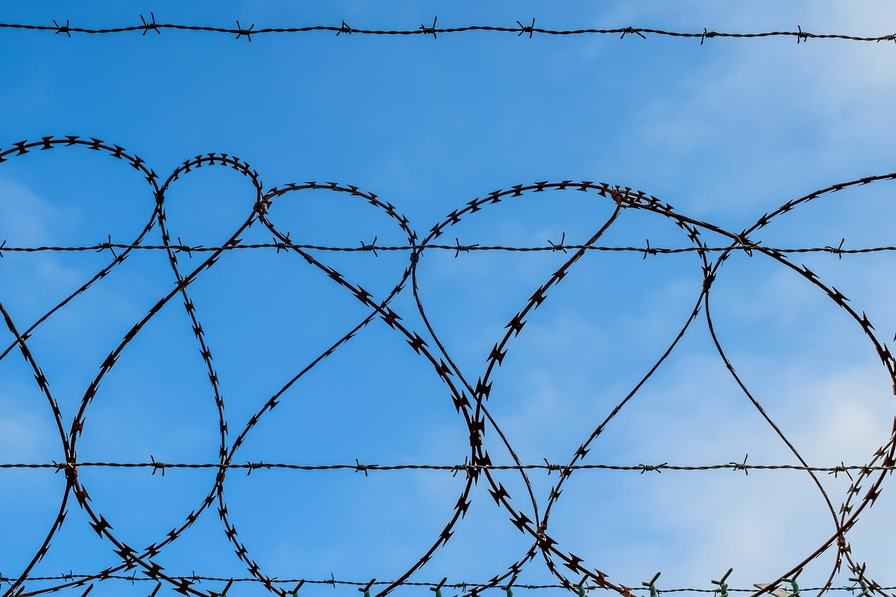 简信实名账号：流量卡的网络安全和隐私保护